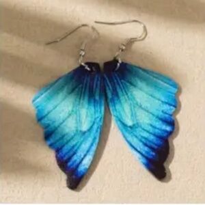 NWT Beautifully Detailed and Colorful Butterfly Wings Pierced Dangle Earrings!